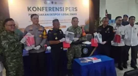 Petugas gabungan di Bandara Internasional Juanda, Surabaya, Jawa Timur, menggagalkan upaya penyelundupan serbuk emas batangan menuju Malaysia.(poto: fajarsumbar.com)