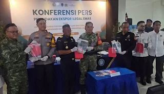 Petugas gabungan di Bandara Internasional Juanda, Surabaya, Jawa Timur, menggagalkan upaya penyelundupan serbuk emas batangan menuju Malaysia.(poto: fajarsumbar.com)