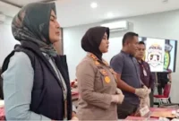 Kapolres Padang Pariaman, AKBP Riyana Purwasari, memimpin konferensi pers resmi di Mapolres Padang Pariaman, Kamis (15/10/2026).(poto: fajarsumbar.com).