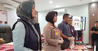 Kapolres Padang Pariaman, AKBP Riyana Purwasari, memimpin konferensi pers resmi di Mapolres Padang Pariaman, Kamis (15/10/2026).(poto: fajarsumbar.com).