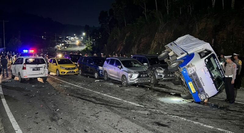 Ilustrasi: Laka beruntun di Panyalaian, Tanah Datar. 7 kendaraan terlibat, Isuzu Traga terguling.(poto: AI).