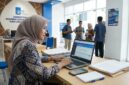 Pelamar menyiapkan berkas di depan laptop saat registrasi daring Dosen Tetap Non-PNS ITS 2026.(ilustrasi poto: AI).