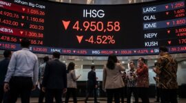 Ilustrasi Suasana tegang di BEI saat IHSG anjlok 4,52% ke level 4.950,58 akibat sentimen negatif pasar, Senin (19/10/2026).(poto: AI).