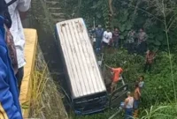 Kecelakaan microbus PT Sarah terjun bebas ke aliran sungai di Jorong Ujuang Guguak, Nagari Padang Tarok, Kecamatan Baso, Kabupaten Agam pada Sabtu (17/10/2026) sore.(poto: fajarsumbar.com).