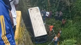 Kecelakaan microbus PT Sarah terjun bebas ke aliran sungai di Jorong Ujuang Guguak, Nagari Padang Tarok, Kecamatan Baso, Kabupaten Agam pada Sabtu (17/10/2026) sore.(poto: fajarsumbar.com).