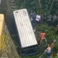 Kecelakaan microbus PT Sarah terjun bebas ke aliran sungai di Jorong Ujuang Guguak, Nagari Padang Tarok, Kecamatan Baso, Kabupaten Agam pada Sabtu (17/10/2026) sore.(poto: fajarsumbar.com).