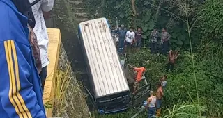 Kecelakaan microbus PT Sarah terjun bebas ke aliran sungai di Jorong Ujuang Guguak, Nagari Padang Tarok, Kecamatan Baso, Kabupaten Agam pada Sabtu (17/10/2026) sore.(poto: fajarsumbar.com).