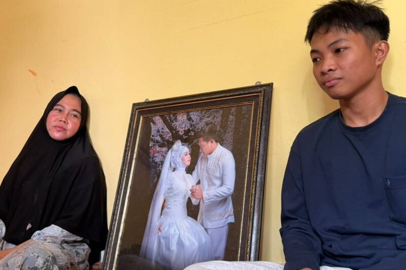 Rika Yunita (39) dan anaknya istri dari Herdiansyah (41) pengemudi Ojol yang meninggal akibat sesak napas terpapar kabut asap kebakaran hutan dan lahan di Sumatera Selatan ketika berada di rumah duka, Sabtu (3/10/2026).(poto: kompas.com).