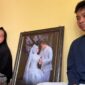 Rika Yunita (39) dan anaknya istri dari Herdiansyah (41) pengemudi Ojol yang meninggal akibat sesak napas terpapar kabut asap kebakaran hutan dan lahan di Sumatera Selatan ketika berada di rumah duka, Sabtu (3/10/2026).(poto: kompas.com).