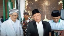 Rais A’am KH Miftachul Akhyar dan Ketum PBNU Gus Kikin pimpin Apel Hari Santri 2026 di Ponpes Tebuireng Jombang, Kamis (22/10).(poto: kompas.com).