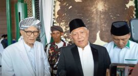 Rais A’am KH Miftachul Akhyar dan Ketum PBNU Gus Kikin pimpin Apel Hari Santri 2026 di Ponpes Tebuireng Jombang, Kamis (22/10).(poto: kompas.com).