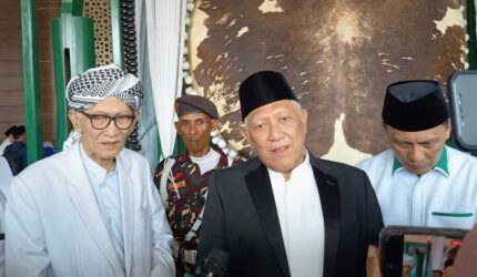 Gus Kikin menegaskan komitmen PBNU kembali ke akar tradisi pesantren saat melantik pengurus baru di Cilangkap secara sederhana.