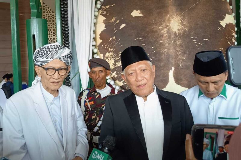 Rais A’am KH Miftachul Akhyar dan Ketum PBNU Gus Kikin pimpin Apel Hari Santri 2026 di Ponpes Tebuireng Jombang, Kamis (22/10).(poto: kompas.com).