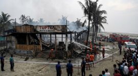 Ilustarsi Petugas menyemprot sisa puing hotel yang terbakar di kawasan Pantai Inani, Cox’s Bazar, Bangladesh, Sabtu pagi.(poto: AI).