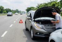 Pengemudi memasang segitiga pengaman dan memeriksa mesin mobil yang mogok di bahu jalan raya demi menjaga keselamatan.(poto: AI).