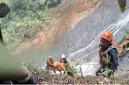 Petugas mengevakuasi korban asal Padang Pariaman tersebut dalam kondisi meninggal dunia pada Jumat (16/10/2026).(poto: fajarsumbar.com).