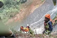 Petugas mengevakuasi korban asal Padang Pariaman tersebut dalam kondisi meninggal dunia pada Jumat (16/10/2026).(poto: fajarsumbar.com).