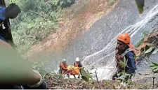 Petugas mengevakuasi korban asal Padang Pariaman tersebut dalam kondisi meninggal dunia pada Jumat (16/10/2026).(poto: fajarsumbar.com).