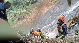 Petugas mengevakuasi korban asal Padang Pariaman tersebut dalam kondisi meninggal dunia pada Jumat (16/10/2026).(poto: fajarsumbar.com).