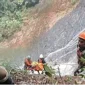 Petugas mengevakuasi korban asal Padang Pariaman tersebut dalam kondisi meninggal dunia pada Jumat (16/10/2026).(poto: fajarsumbar.com).
