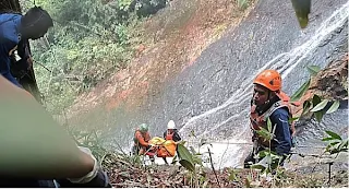 Petugas mengevakuasi korban asal Padang Pariaman tersebut dalam kondisi meninggal dunia pada Jumat (16/10/2026).(poto: fajarsumbar.com).