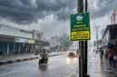 Ilustrasi Suasana jalanan kota saat hujan lebat dan langit mendung gelap, masyarakat diimbau waspadai potensi cuaca ekstrem.(poto: AI).