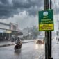 Ilustrasi Suasana jalanan kota saat hujan lebat dan langit mendung gelap, masyarakat diimbau waspadai potensi cuaca ekstrem.(poto: AI).