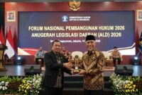 Ilustrasi Gubernur Sumbar Mahyeldi (kanan) menerima penghargaan Terbaik II Anugerah Legislasi Daerah 2026 di Jakarta, Kamis (15/10).(poto: AI).