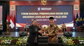 Ilustrasi Gubernur Sumbar Mahyeldi (kanan) menerima penghargaan Terbaik II Anugerah Legislasi Daerah 2026 di Jakarta, Kamis (15/10).(poto: AI).