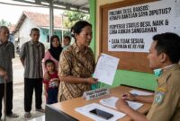 Ilustrasi warga mengadukan sanggahan kepada perangkat desa.(poto: AI).