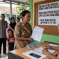 Ilustrasi warga mengadukan sanggahan kepada perangkat desa.(poto: AI).