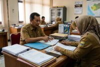 Ilustrasi Pegawai ASN di Jambi tampak berdiskusi serius mengenai rencana pengalihan gaji dari perbankan daerah ke koperasi.(poto: AI).