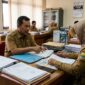 Ilustrasi Pegawai ASN di Jambi tampak berdiskusi serius mengenai rencana pengalihan gaji dari perbankan daerah ke koperasi.(poto: AI).