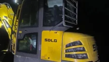 Polda Sumbar menyita ekskavator dan menciduk operator tambang emas ilegal di Pasaman. Polisi kini buru pemodal tambang liar tersebut.(poto: padangkita.com).
