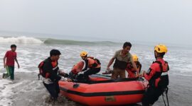 Tim SAR gabungan mengevakuasi empat nelayan hilang kontak di kawasan perairan Gosong Kain, Tiku, Kabupaten Agam, Kamis (15/10).(poto: radarsumbar.com).