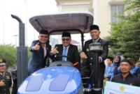 Wali Kota Sungai Penuh salurkan bantuan alat pertanian.(poto: istimewa).
