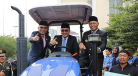 Wali Kota Sungai Penuh salurkan bantuan alat pertanian.(poto: istimewa).