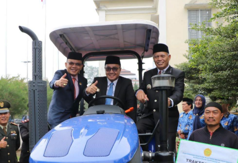 Wali Kota Sungai Penuh salurkan bantuan alat pertanian.(poto: istimewa).