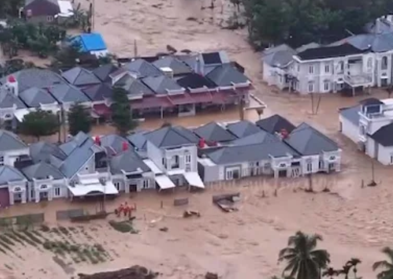 Banjir merendam kawasan Kuranji, Nanggalo, hingga Lumin Park.(poto: istimewa).