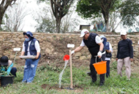 Wali Kota Alfin dan jajaran ASN Kota Sungai Penuh turun ke jalan menggelar gotong royong akbar serentak bersama warga pada Minggu (25/10).(poto: istimewa).