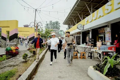 Bupati Solok Selatan Khairunas turun langsung memeriksa kondisi sarana ruang terbuka hijau tersebut pada Minggu, 18 Oktober 2026.(poto: fajarsumbar.com).
