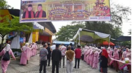 Pemerintah Kota Pariaman menggelar Festival Malingka Carano Pariaman bersamaan dengan Lomba Lagu Minang di Panggung Utama Pantai Gandoriah, Kamis (8/10/2026).(poto: padangkita.com).