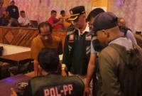 Satpol PP Kota Padang bersama Dubalang Kota dan Pihak kecamatan melakukan pendekatan secara persuasif kepada sejumlah pemilik warung yang ada di wilayah Kota Padang.(poto: padangkita.com).