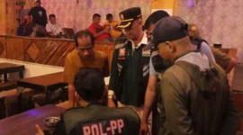 Satpol PP Kota Padang bersama Dubalang Kota dan Pihak kecamatan melakukan pendekatan secara persuasif kepada sejumlah pemilik warung yang ada di wilayah Kota Padang.(poto: padangkita.com).