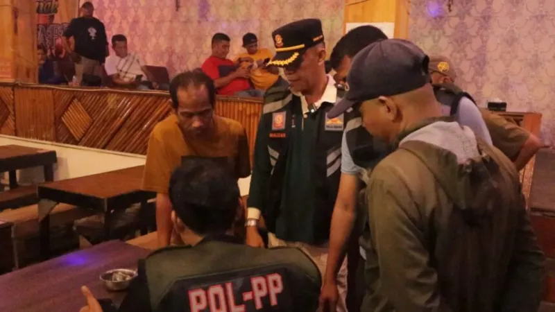 Satpol PP Kota Padang bersama Dubalang Kota dan Pihak kecamatan melakukan pendekatan secara persuasif kepada sejumlah pemilik warung yang ada di wilayah Kota Padang.(poto: padangkita.com).