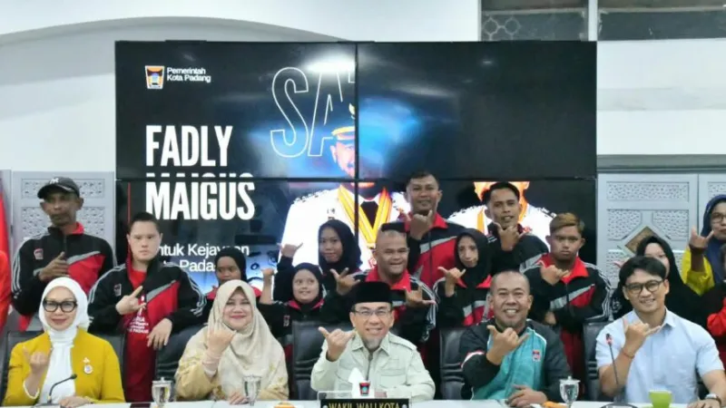 Wakil Wali Kota Padang, Maigus Nasir, memimpin langsung seremoni pelepasan kontingen di Gedung Putih, Kediaman Resmi Wali Kota Padang, pada Jumat (9/10/2026).(poto: padangkita.com).