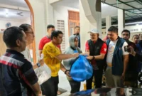 Penyerahan Bantuan Tanggap Darurat Nasi Bungkus dari Bank Nagari untuk Warga Terdampak Banjir di Kota Padang.(poto: padangkita.com).