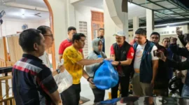 Penyerahan Bantuan Tanggap Darurat Nasi Bungkus dari Bank Nagari untuk Warga Terdampak Banjir di Kota Padang.(poto: padangkita.com).