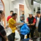 Penyerahan Bantuan Tanggap Darurat Nasi Bungkus dari Bank Nagari untuk Warga Terdampak Banjir di Kota Padang.(poto: padangkita.com).