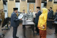 Wakil Wali Kota Padang Maigus Nasir memimpin langsung prosesi pelantikan 27 pejabat baru Pemko Padang di Balai Kota Padang, Senin (12/10/2026).(poto: padangkita.com).